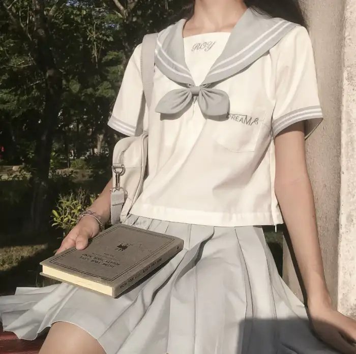 着牛仔裤的钟馗